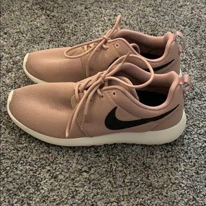 Hardly ever worn nike sneakers